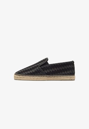 Espadrilla negra tejida tipo slip-on con suela trenzada de yute y punta redondeada, diseñada para uso casual.