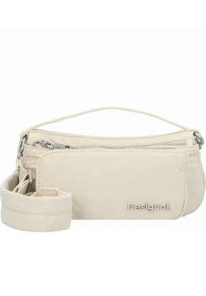 Bolso de hombro blanco hecho de material suave, con cierre con cremallera, correa desmontable y logotipo en relieve en la parte frontal.