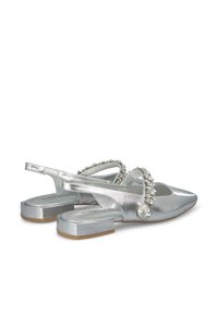 Scarpe slingback metalliche argento con punta affilata, decorate con applicazioni di perline sul cinturino e con tacco quadrato. Texture liscia.