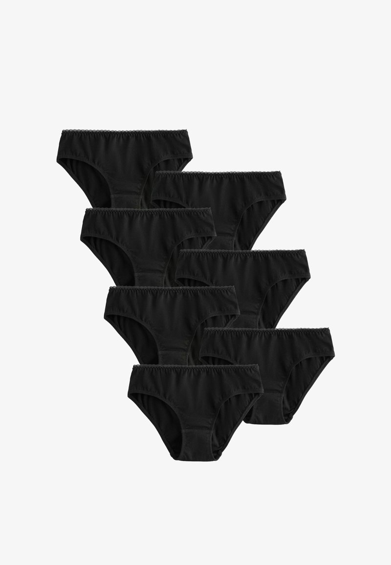 Sept slips noirs en coton avec ceintures élastiques disposés en deux rangées décalées sur un fond blanc.