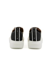 Sneakers neri con suole bianche, con linguette posteriori etichettate "ALEXANDER SMITH" e strisce bianche orizzontali per rinforzo.
