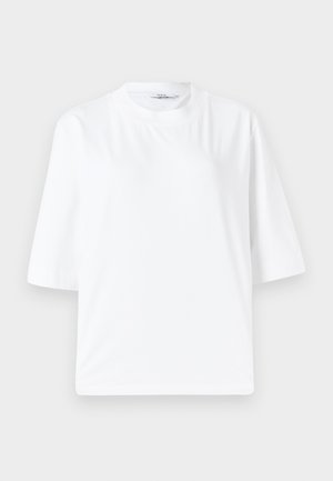T-shirt bianco a maniche corte realizzato in morbido cotone. Presenta un collo a giro e una vestibilità ampia e rilassata. Nessun motivo o dettaglio visibile.