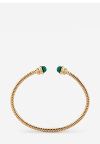 Bracciale in metallo dorato con design flessibile, caratterizzato da due accenti in pietra verde ad ogni estremità e una superficie texturizzata.