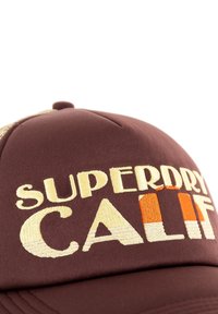 Cappellino da baseball marrone con testo ricamato giallo e arancione "SUPERDRY CALIF". Tessuto morbido, forma rigida, visiera curva e bottone superiore.