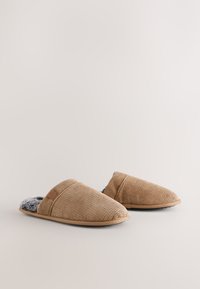 Hellbraune Hausschuhe aus gewebtem Stoff mit strukturiertem Außenmaterial, einem weichen grauen Innenfutter und einer flachen Gummisohle. Das Design zeichnet sich durch einen Schlupfstil aus.