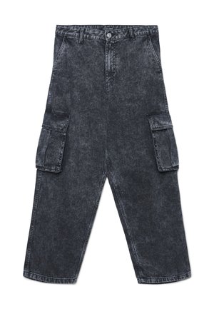 Pantaloni cargo in denim nero sbiadito con vita alta, due tasche laterali e due tasche cargo sulle cosce. Presentano cuciture visibili e chiusura con bottone.