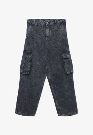 Pantaloni cargo in denim nero sbiadito con vita alta, due tasche laterali e due tasche cargo sulle cosce. Presentano cuciture visibili e chiusura con bottone.