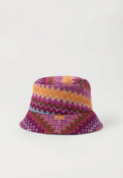Καπέλο μπάκετ με πολύχρωμο ζιγκ-ζαγκ μοτίβο που περιλαμβάνει αποχρώσεις του μωβ, πορτοκαλί και πράσινου. Υφαντή υφή με φαρδύ, ευέλικτο γείσο.