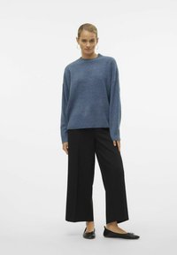 Vero Moda VMBOOM O NECK   - Strickpullover - china blue