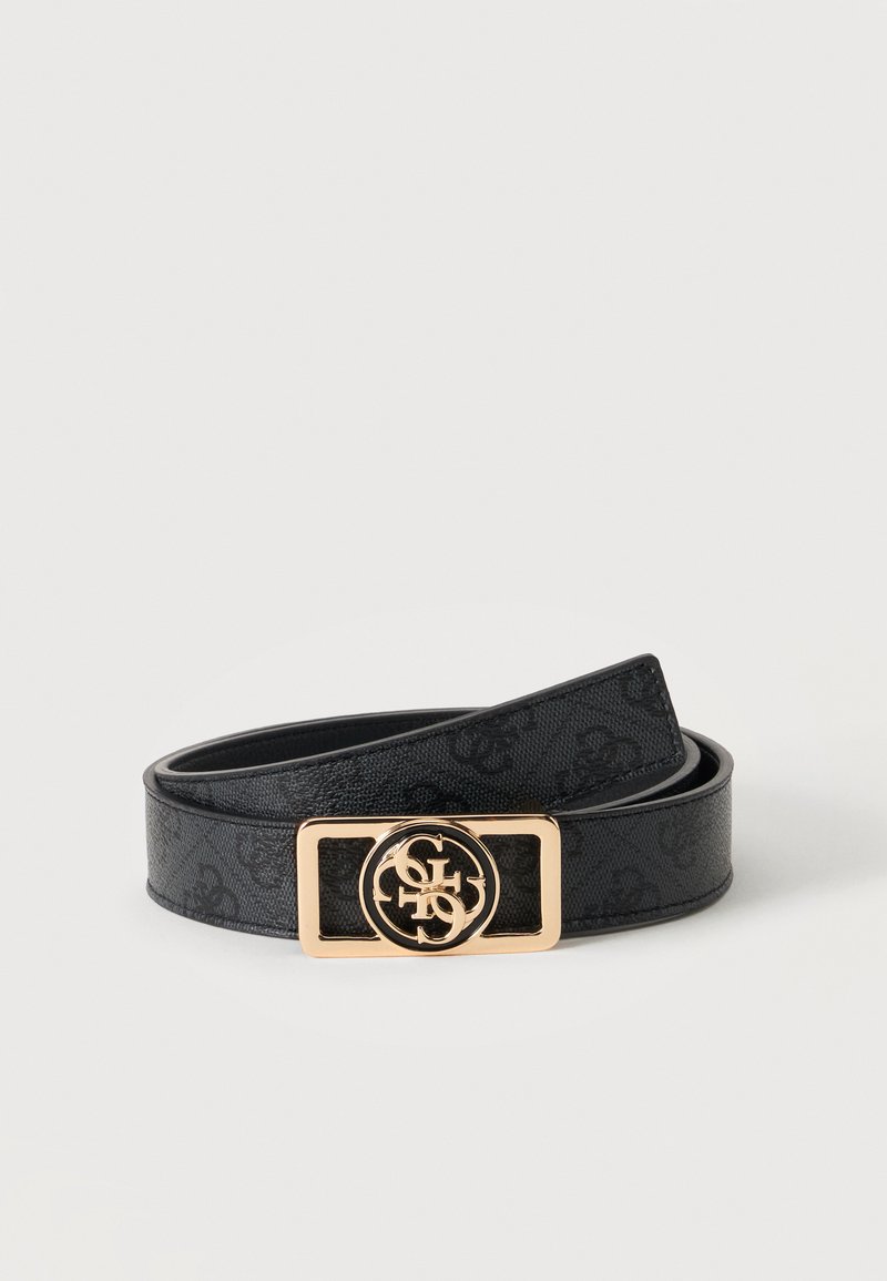 Ceinture en cuir noir avec une texture subtilement travaillée et une boucle rectangulaire dorée présentant un monogramme circulaire entrelacé.