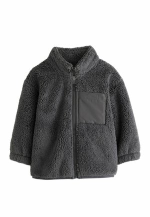Dunkelgraue Fleecejacke mit durchgehendem Reißverschluss vorne, hohem Kragen, langen Ärmeln und einer glatten Stoff-Brusttasche auf der linken Seite.