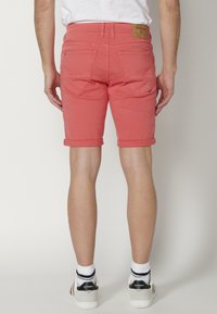 Koroshi BERMUDA STRETCH REGULAR COLORS BERMUDA STRET - Jeansshorts - rosa   pink