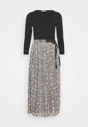 Zwarte lange mouwen topjurk met een ronde halslijn en een beige geplooide rok met slangenprint, voorzien van een zwarte strikriem in de taille.