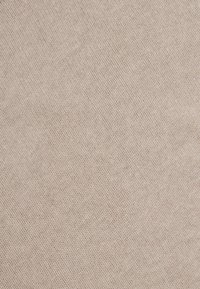 Μπεζ υφασμάτινη υφή με λεπτό ύφα�νση, παρουσιάζοντας μια απαλή, λεία επιφάνεια και διακριτές παραλλαγές στο χρώμα. Ιδανικό για ταπετσαρία ή ρούχα.