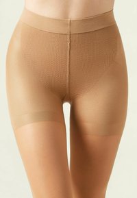 Beige kompressionsshorts med et tekstureret mønster, glat talje og en længde til midt på låret. Fremstillet af et strækbart, åndbart materiale.