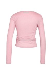 Lys rosa ribbet langermet topp med en omslagsdetalj rundt midjen, vist fra baksiden.