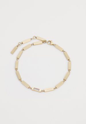 Gouden kettingarmband met rechthoekige schakels, voorzien van een kleine rechthoekige accenten en een sluiting. Gladde, gepolijste metalen afwerking.