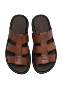 Brune lædersandal med slide-design, tre brede stropper og struktureret fodseng, der har en let sort sål og et brandlogo præget på toppen.