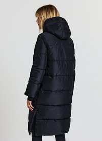 Lungo cappotto imbottito nero con sezioni trapuntate orizzontali, cappuccio e bottoni laterali. Il tessuto appare liscio con una leggera lucentezza.