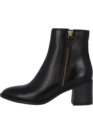 Schwarze Leder-Stiefelette mit seitlichem goldenen Reißverschluss, runder Spitze, blockiertem Absatz und geprägtem Logo-Detail an der Außenseite.