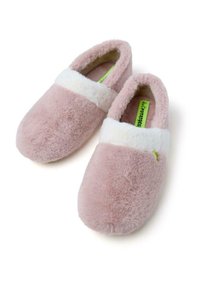 Zapatillas de casa de felpa rosa con ribete de piel sintética blanca, diseño de punta redondeada, textura suave y etiqueta de marca verde visible en el interior.