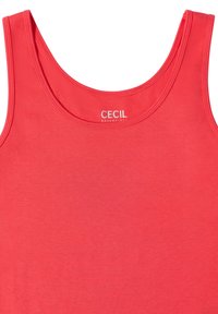 Débardeur rouge sans manches avec encolure dégagée et étiquette blanche "CECIL ESSENTIALS" imprimée à l'intérieur du col arrière.