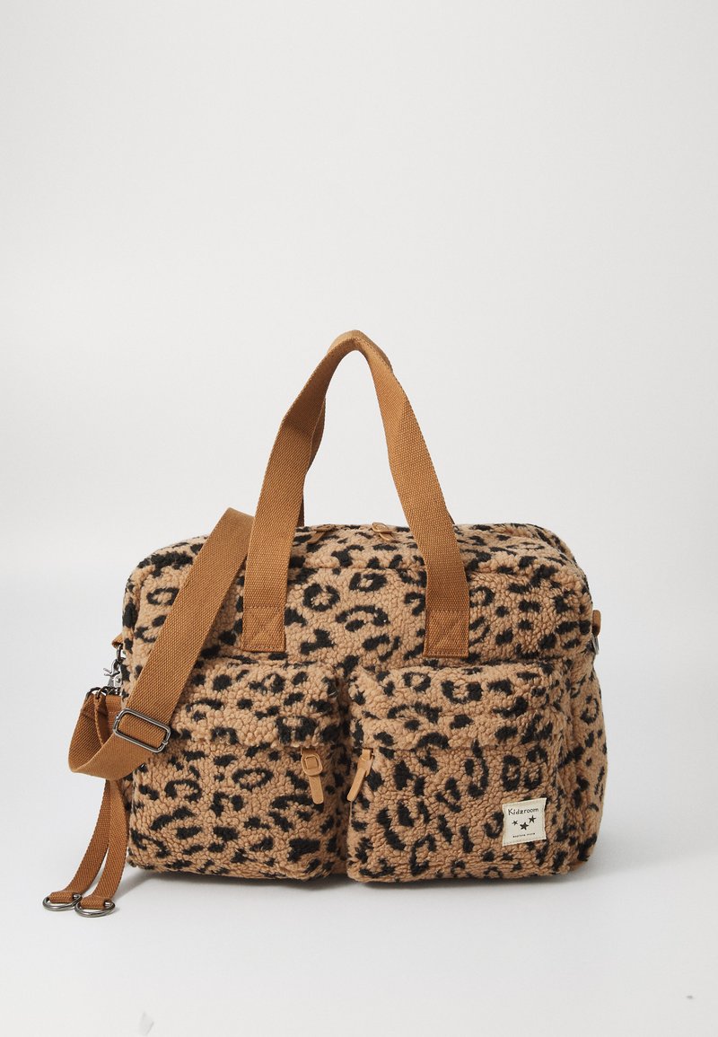 Leopardmønstrete veske laget av myk, teksturert fabric. Har to frontlommer, brune håndtak, og en avtagbar skulderreim.