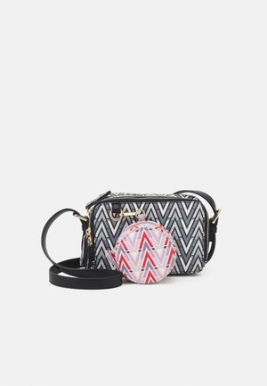 Borsa con cerniera con motivo a zigzag bianco e nero, dotata di una pochette rotonda staccabile per monete con design geometrico in rosa e rosso. Tracolla nera.