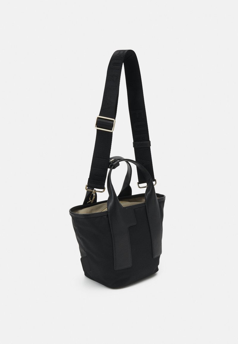 Schwarze Handtasche aus einer Kombination von Stoff und Leder, in Form eines Buckets, mit doppelten Griffen, verstellbarem Schulterriemen und Akzenten aus goldfarbenem Metall.