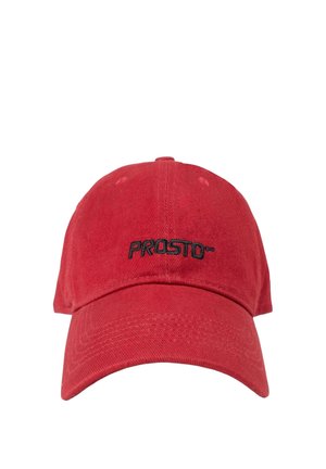 Czerwona czapka bejsbolowa z czarnym haftowanym logo "PROSTO" umieszczonym na środku przodu, wykonana z tkaniny z widocznymi detalami szwów.