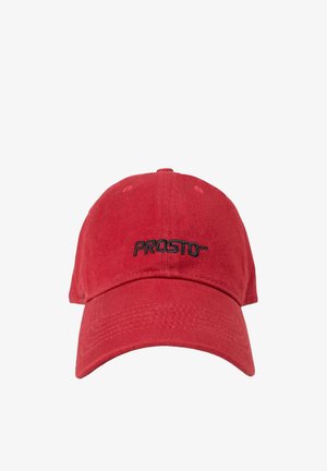 Czerwona czapka bejsbolowa z czarnym haftowanym logo "PROSTO" umieszczonym na środku przodu, wykonana z tkaniny z widocznymi detalami szwów.