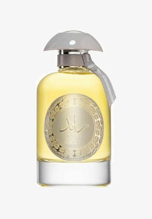 Kultainen neste kirkkaassa lasipullossa, jossa on pyöreä pohja. Pullossa on hopea etiketti, jossa on monimutkaisia kuvioita, ja harmaa korkki nauhalla.