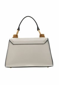 Usztywniana torebka ze skóry w jasnoszarym kolorze z czarną lamówką. Posiada górny uchwyt, elementy w kolorze złotym oraz kontrastowe przeszycia.