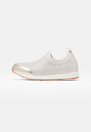 Sneaker slip-on in tessuto lavorato a maglia color crema con punta metallizzata oro. Caratterizzata da suola texturizzata e tomaia morbida e flessibile per il massimo comfort.