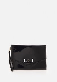 Černá lakovaná kabelka s lesklým povrchem, s ozdobou ve tvaru mašle a hardwarem ve zlatém tónu. Obsahuje odnímatelný zápěstní pásek.