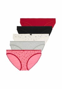 Fünf Paare Baumwollunterwäsche übereinandergestapelt: rot, schwarz, weiß mit Sternenmuster, grau und rosa mit Herzmotiv. Jedes hat ein nahtloses Design.