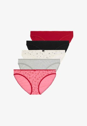 Cinq paires de sous-vêtements en coton empilées : rouge, noir, blanc avec un motif d'étoiles, gris et rose avec un imprimé de cœurs. Chacune présente un design sans coutures.