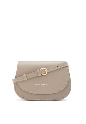 Beige Leder Umhängetasche mit abgerundetem Verschluss, goldenen Beschlägen und verstellbarem Riemen. Mit eingeprägtem Text: "ISABEL BERNARD PARIS."