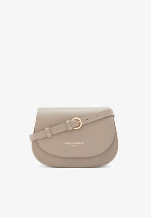 Beige Leder Umhängetasche mit abgerundetem Verschluss, goldenen Beschlägen und verstellbarem Riemen. Mit eingeprägtem Text: "ISABEL BERNARD PARIS."