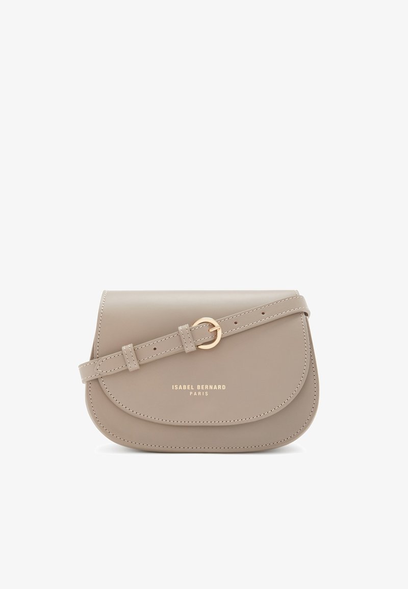 Sac en cuir beige à bandoulière avec rabat arrondi, quincaillerie dorée et sangle réglable. Présente un texte en relief : "ISABEL BERNARD PARIS."