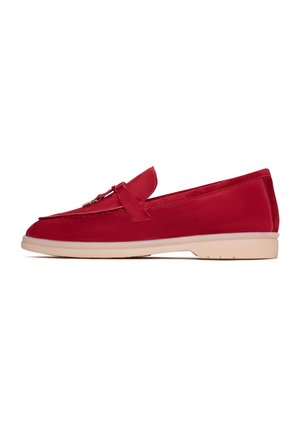 Zapato de ante rojo estilo mocasín con punta redondeada suave, que presenta un lazo decorativo y una suela de goma beige para mayor tracción.