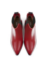 Stivaletti alla caviglia rossi in pelle con punta affusolata e design elegante, con accenti elastici neri sui lati e dettagli minimalisti.