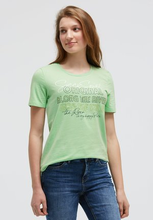 Grünes Baumwoll-T-Shirt mit Rundhalsausschnitt, kurzen Ärmeln und vorderem Text in Weiß und Schwarz mit leicht abgenutztem Look.