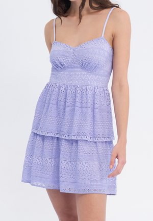 Lila jurk gemaakt van textuurkant met een getailleerd lijfje, dunne bandjes en een gelaagde rok, met ingewikkelde patronen en uitgesneden details.