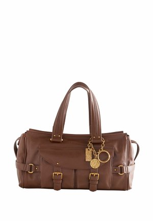 Brązowa skórzana torebka z podwójnymi uchwytami, przednią kieszenią z klapką i klamrami oraz złotymi ozdobami zawieszonymi na jednym uchwycie.