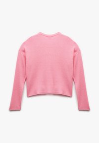 Suéter corto rosa con mangas largas, textura acanalada y un escote redondeado. Diseño simple y sin adornos, sin logotipos ni patrones visibles.