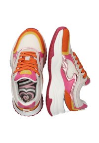 Färgglada sneakers med mesh- och mockamaterial; har orange, rosa, gula accenter och metalliska detaljer; texturerad gummisula.