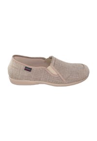 Zapato tipo slip-on fabricado en tejido beige texturizado, con paneles elásticos en los laterales, punta redondeada y suela de goma de color claro.