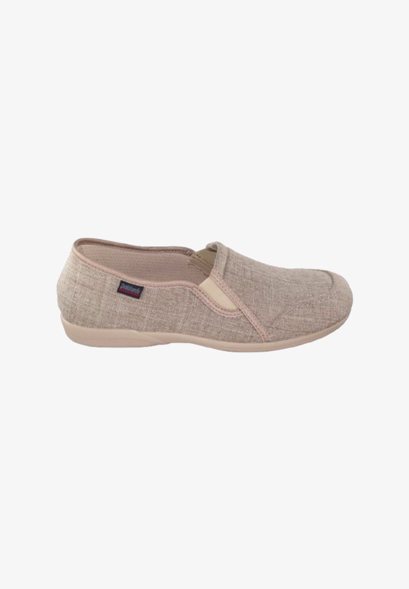 Zapato tipo slip-on fabricado en tejido beige texturizado, con paneles elásticos en los laterales, punta redondeada y suela de goma de color claro.