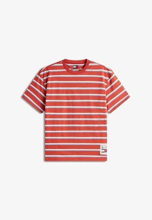 Camiseta roja con rayas horizontales blancas y azul claro, mangas cortas, cuello redondo y una pequeña etiqueta rectangular cerca del dobladillo.